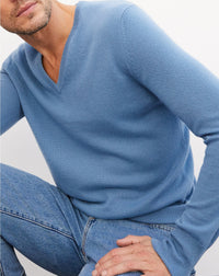 Classic cashmere V jumper - Egyptian Blue
