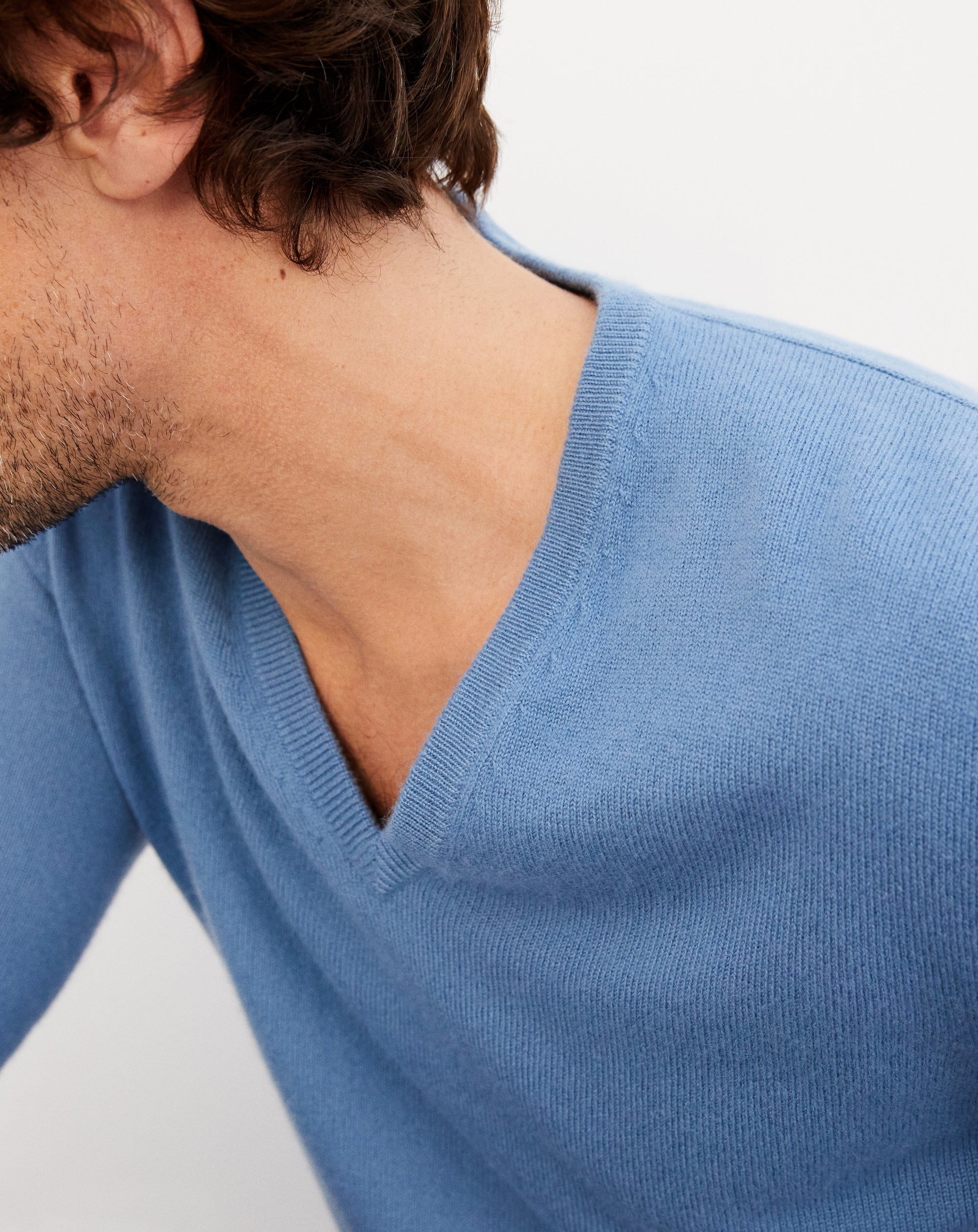 Classic cashmere V jumper - Egyptian Blue
