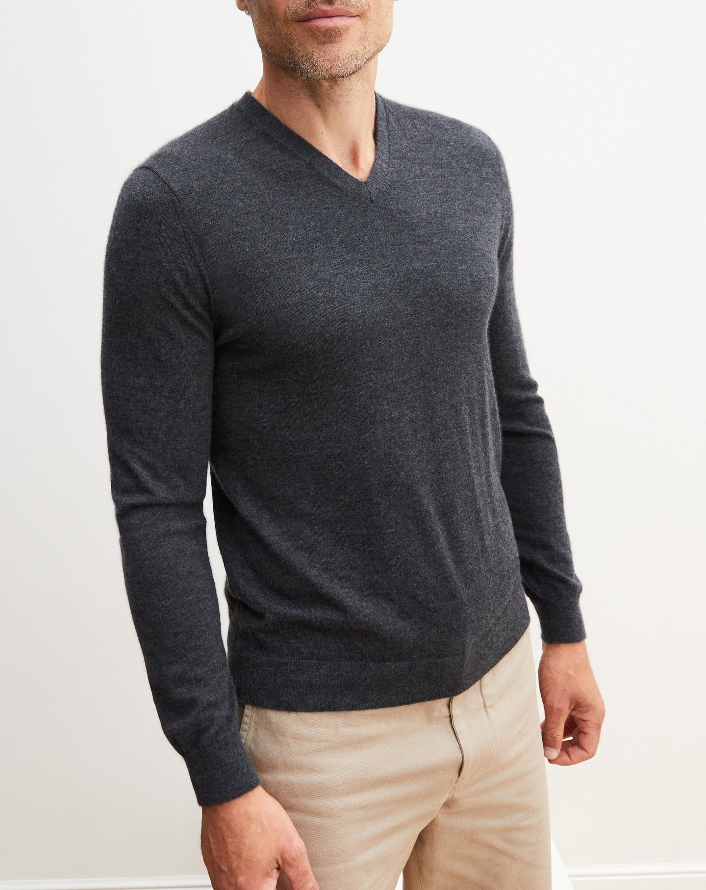 Ultra-fine cashmere V jumper - Anthracite