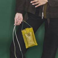 Étui à téléphone Marcus en python - Soufre Or