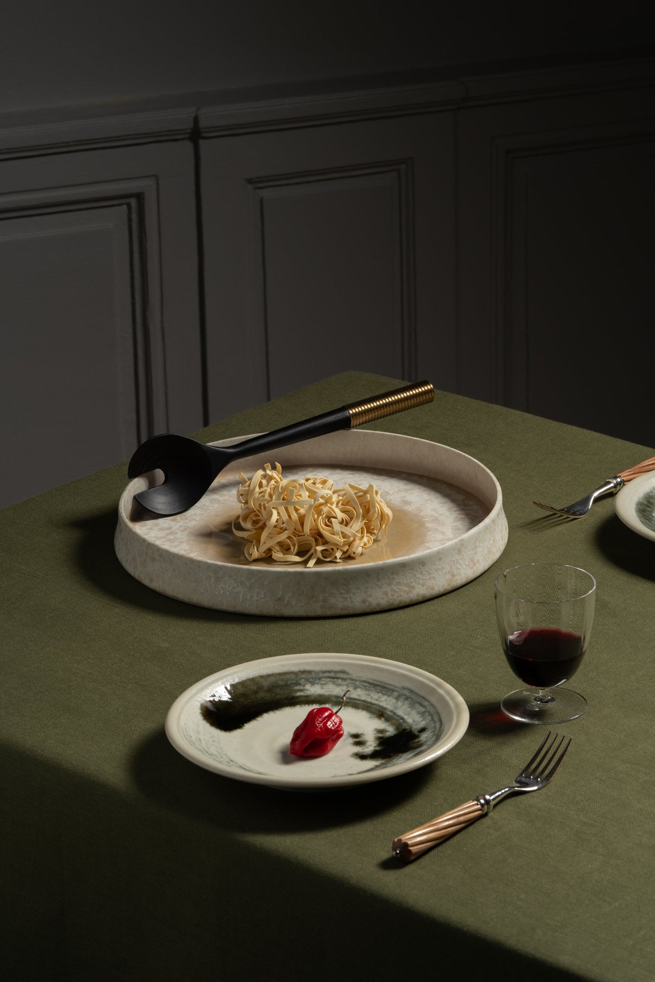 Assiette creuse Sumi Brush en porcelaine - Gris