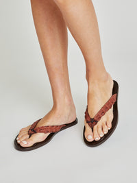 4qty NEW / Tongs Gigi en cuir d’alligator - Brown