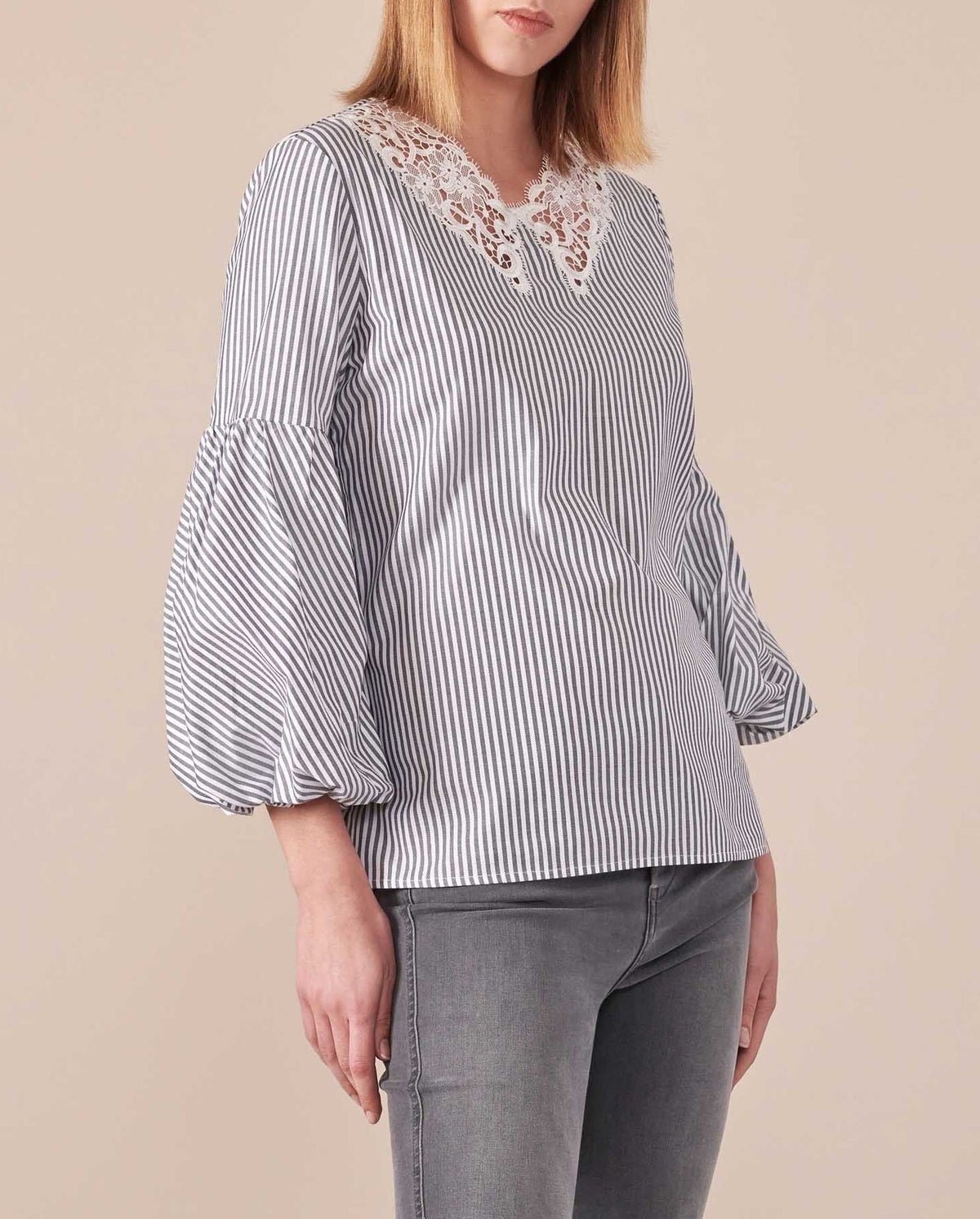 Blouse Lilas en dentelle à manches ballons - Black & White