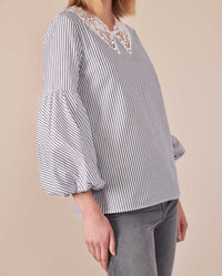 Blouse Lilas en dentelle à manches ballons - Black & White