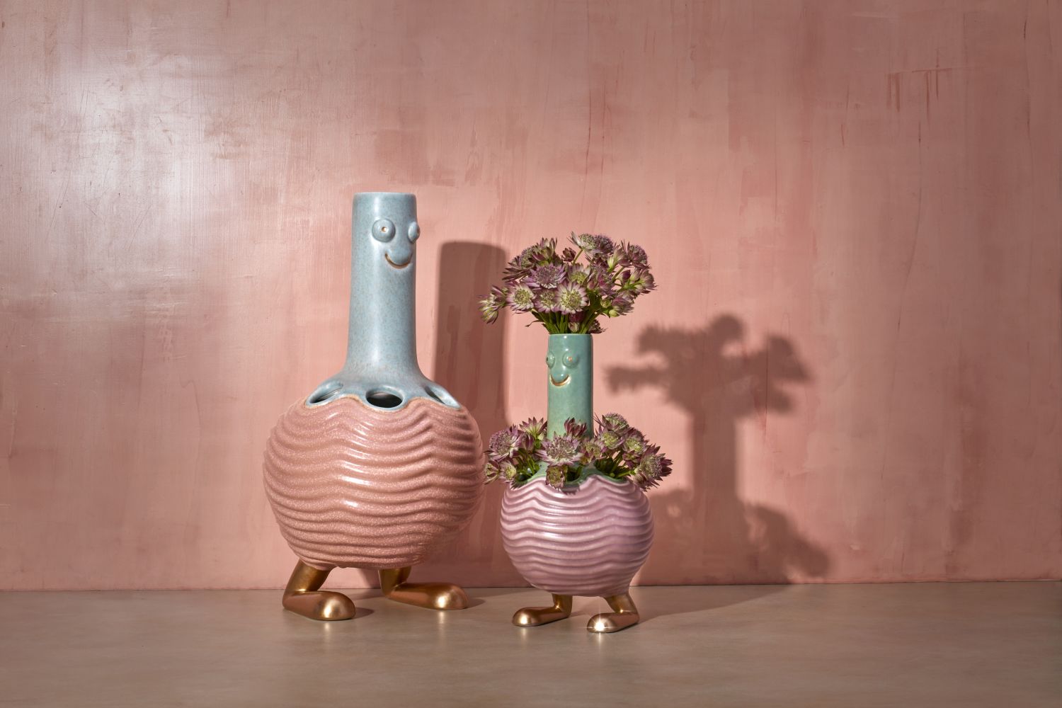 Grand vase Haas Carey en faïence et laiton - Red & Grey