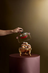 Petit présentoir à gâteau & cloche Haas Brothers en porcelaine - Or & Multicolore