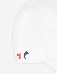 Cap with embroidered badge - White
