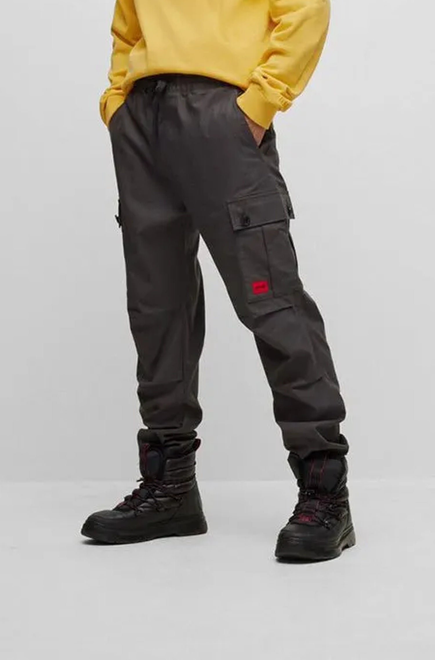 Pull Swart - Medium Yellow