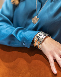 Manchette Diva en émail et plaqué au rhodium - Noir & argent & orange