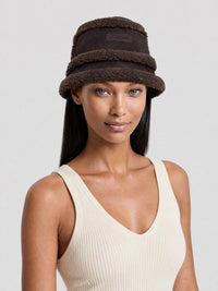 90€ / 56 sold //148 QTY / ST38%   Bob avec logo en peau lainée - Dark Brown