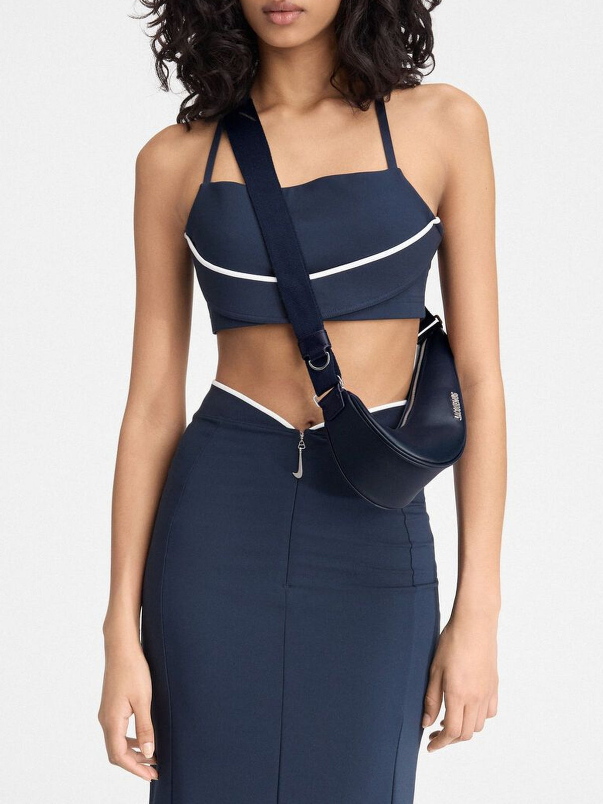 120€ / 17 sold //103 QTY / ST17%   Sac Swoosh Nike x Jacquemus en cuir - Dark Navy