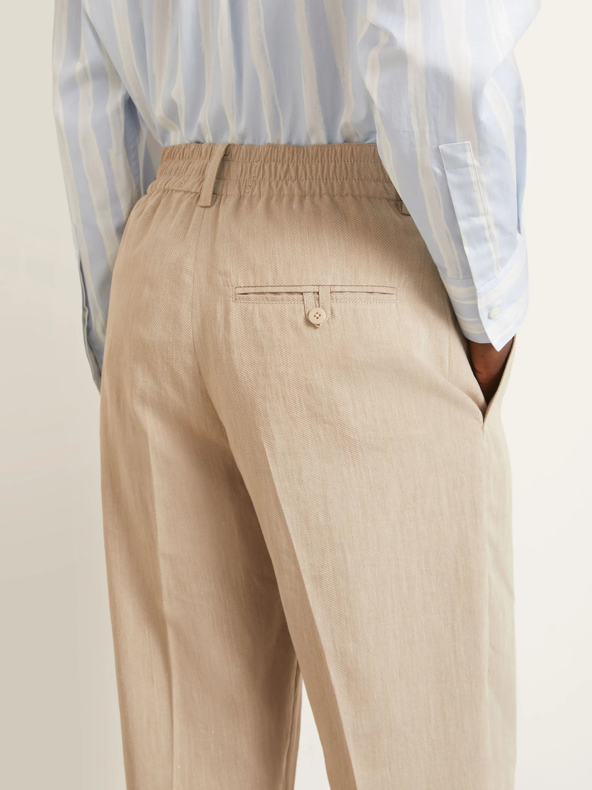 Pantalon Linu tailleur structuré en soie mélangée - Dark Beige