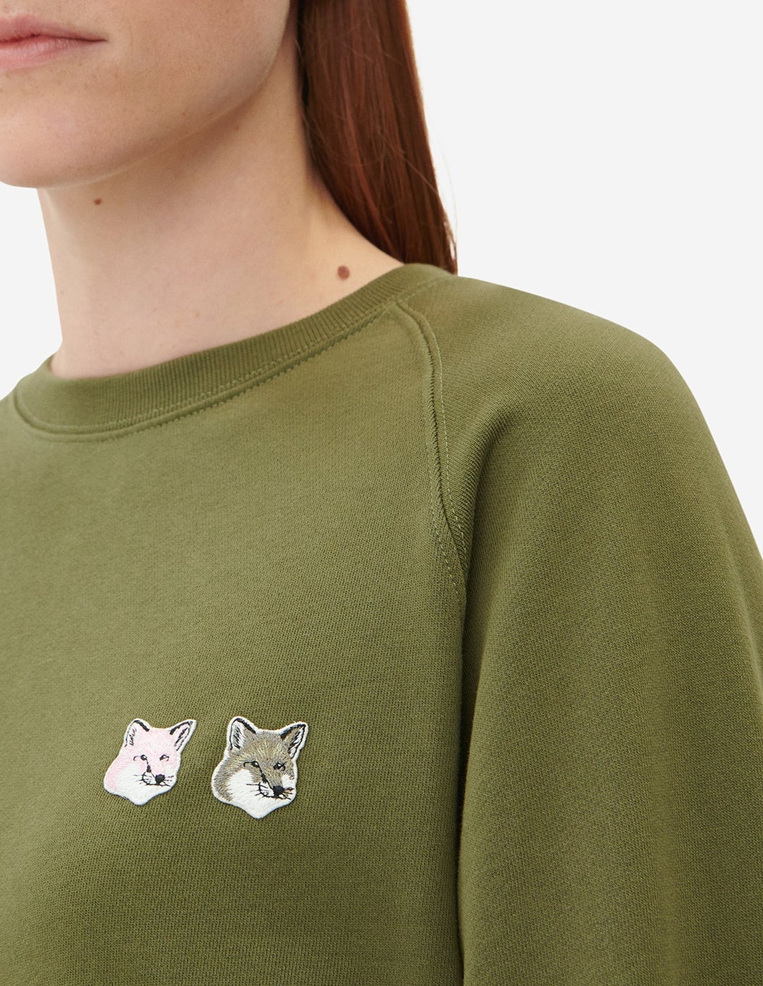 Sweatshirt à col rond ajustée avec écusson brodé - Khaki Grey