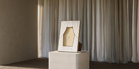 Cadre de rideau Kelly Behun en verre - White & Gold