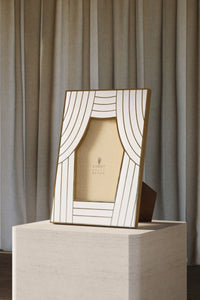 Petit cadre rideau Kelly Behun - Blanc & Or