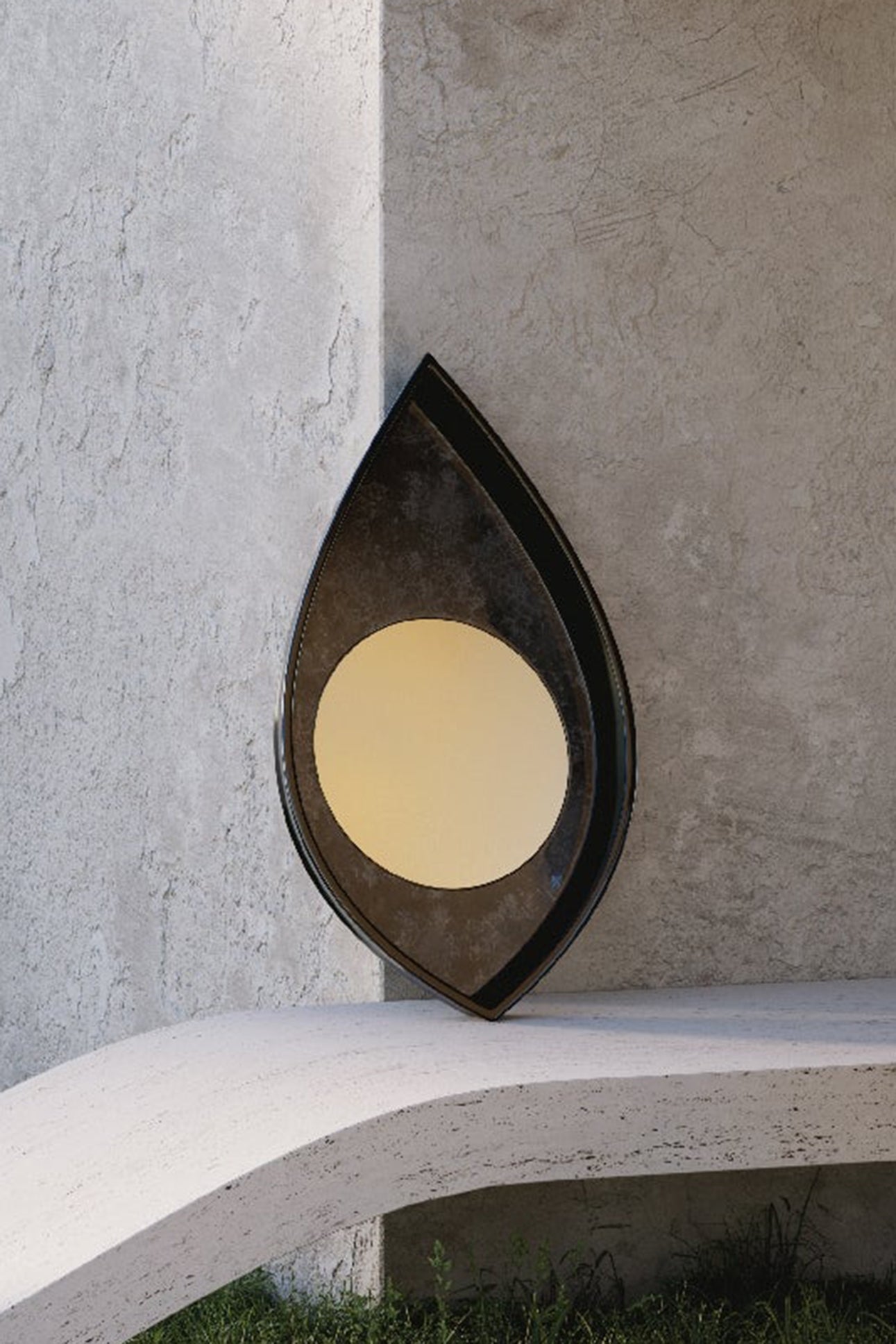 Kelly Behun Wide Eye tray in gold, brass and shells - Black & Gold