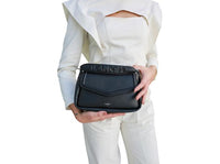Sac rabat Oblique M en cuir grainé - Noir