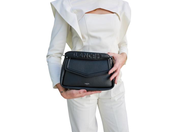Sac rabat Oblique M en cuir grainé - Noir