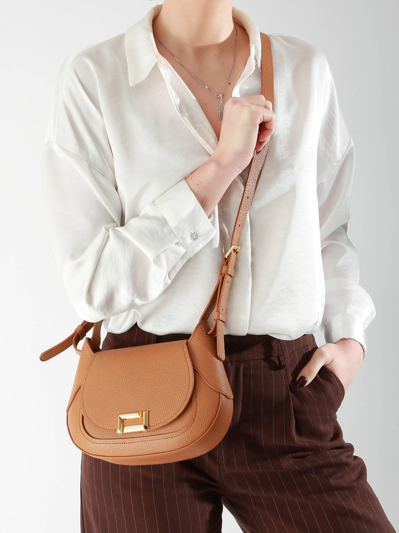 Sac besace Paulette M en cuir grainé - Moutarde