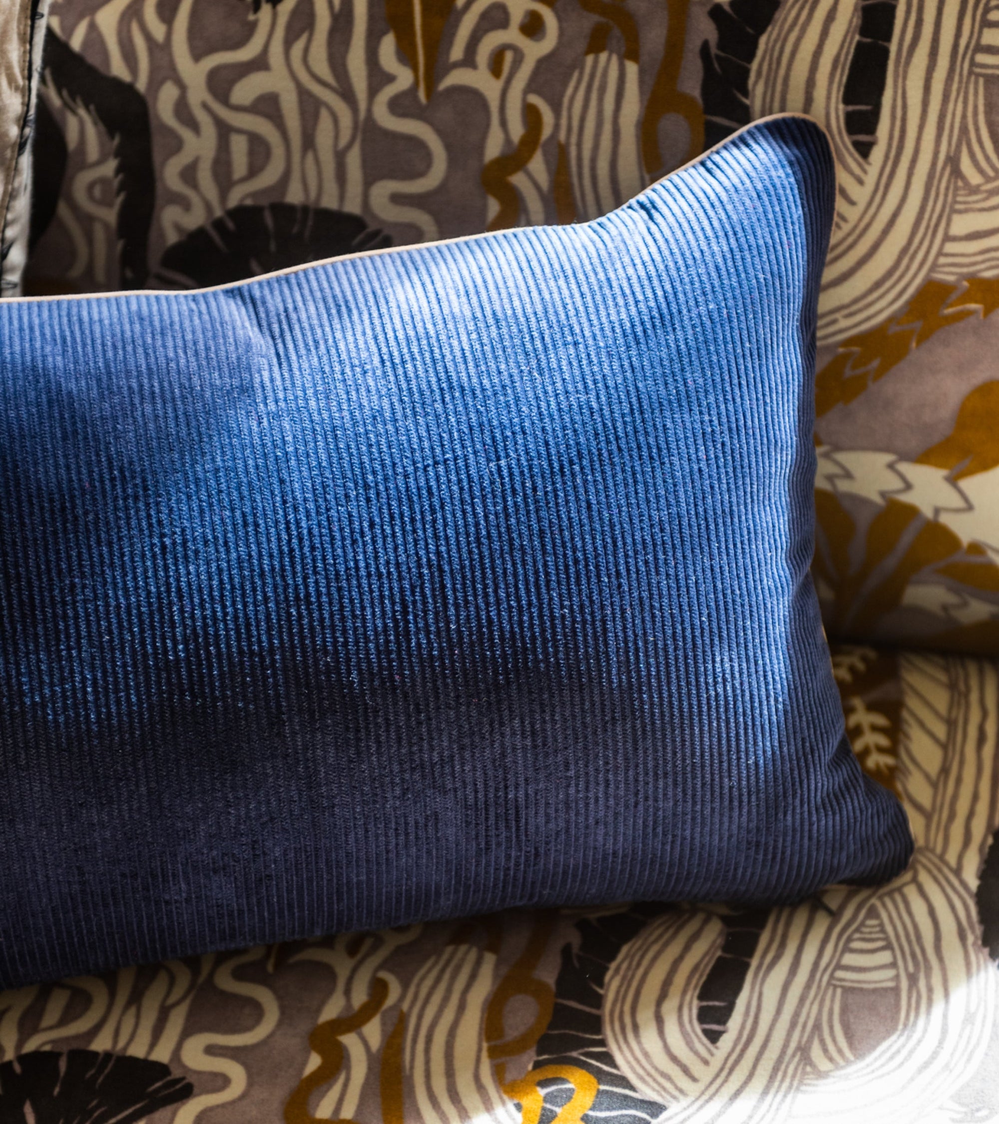 Coussin Carino en velours côtelé - Bleu marine et Beige