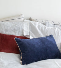 Coussin Carino en velours côtelé - Bleu marine et Beige