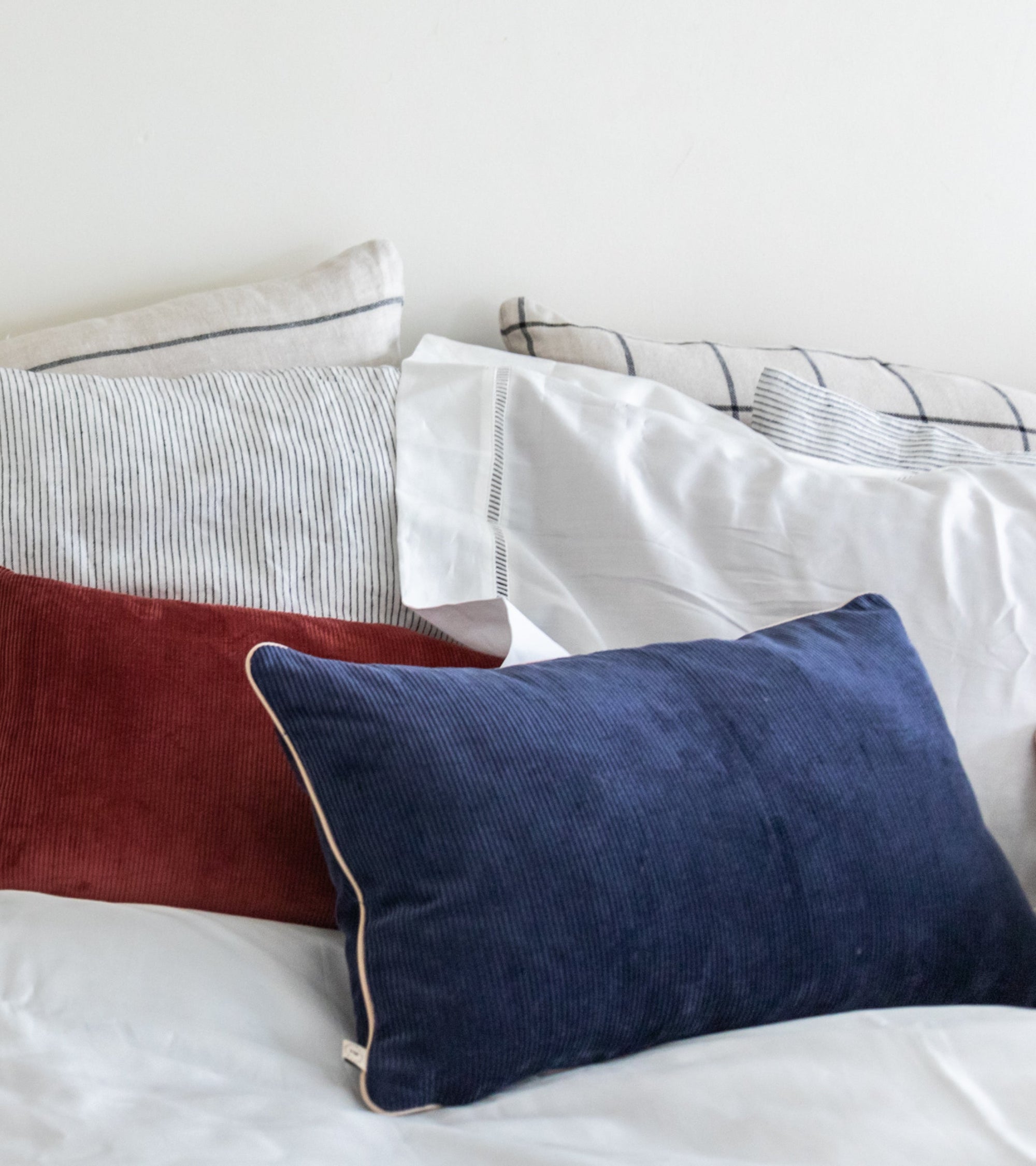 Coussin Carino en velours côtelé - Bleu marine et Beige