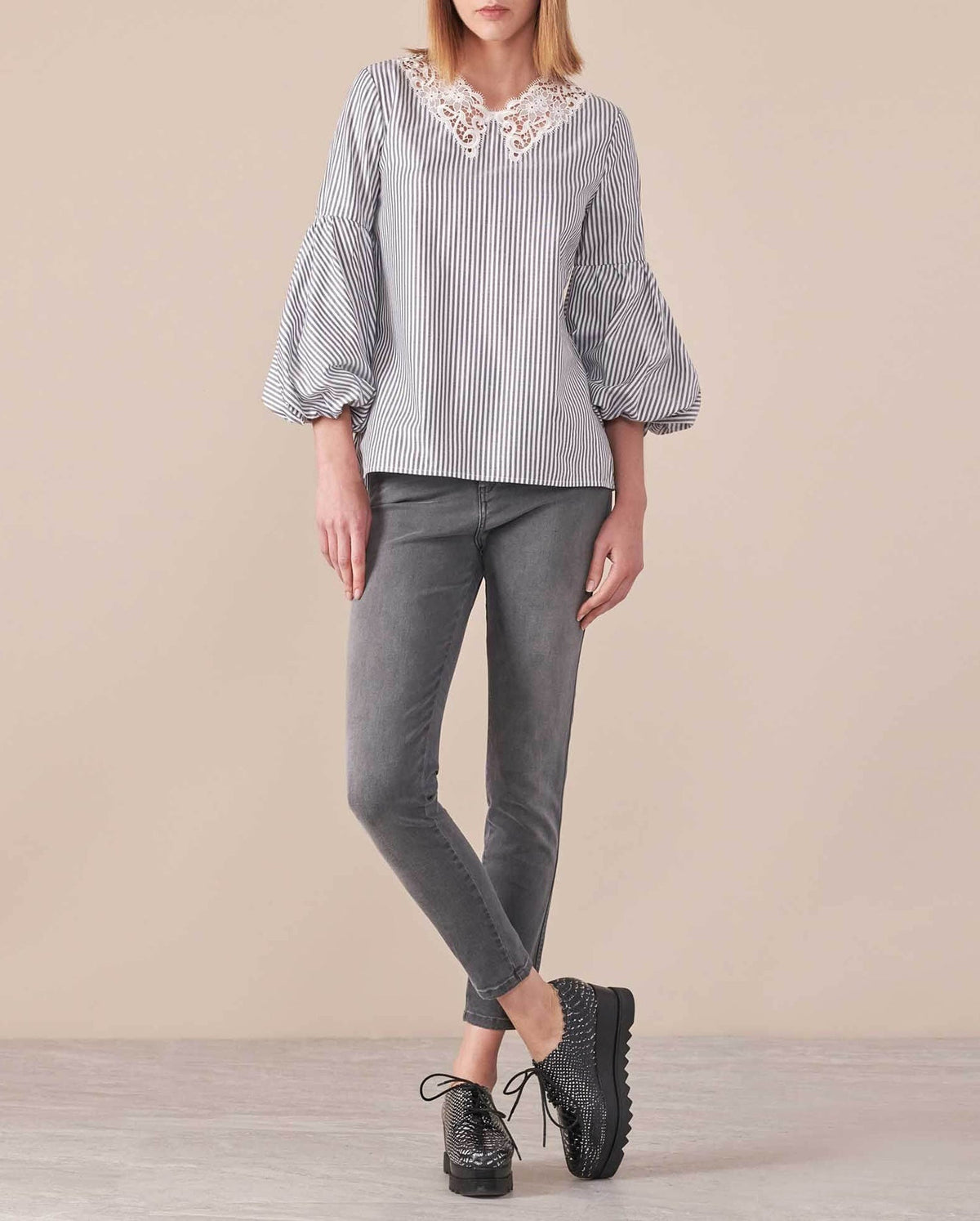 Blouse Lilas en dentelle à manches ballons - Black & White