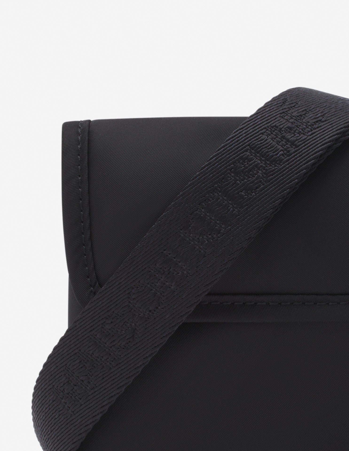 Shoulder bag with badge - Black