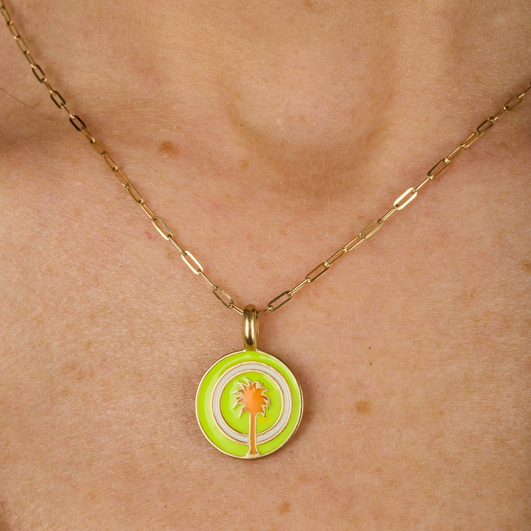 Collier en or jaune - Résine