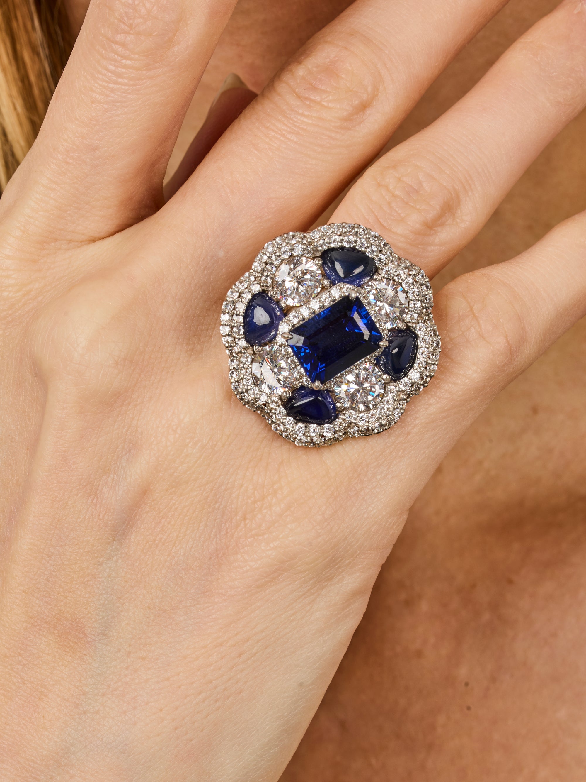 1qty NEW / Or gris 18 ct Bague sur or gris 18 carats sertie de taille émeraude Burmalite™ bleu saphir // RECO : 2960€