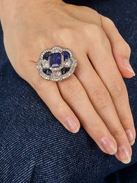 1qty NEW / Or gris 18 ct Bague sur or gris 18 carats sertie de taille émeraude Burmalite™ bleu saphir // RECO : 2960€