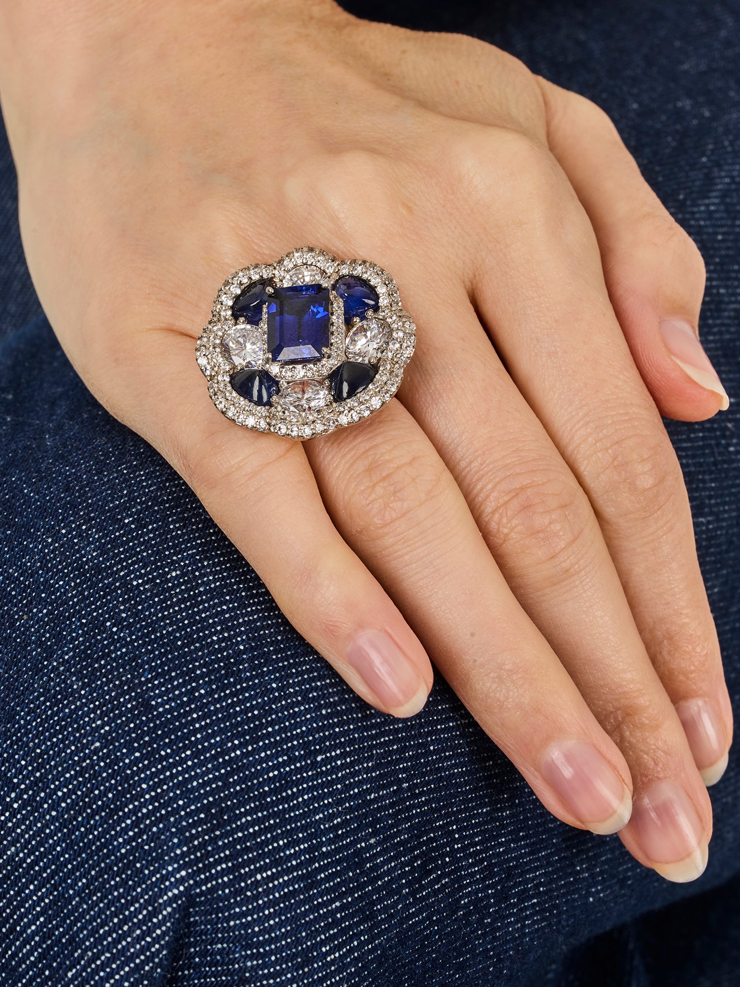 1qty NEW / Or gris 18 ct Bague sur or gris 18 carats sertie de taille émeraude Burmalite™ bleu saphir // RECO : 2960€