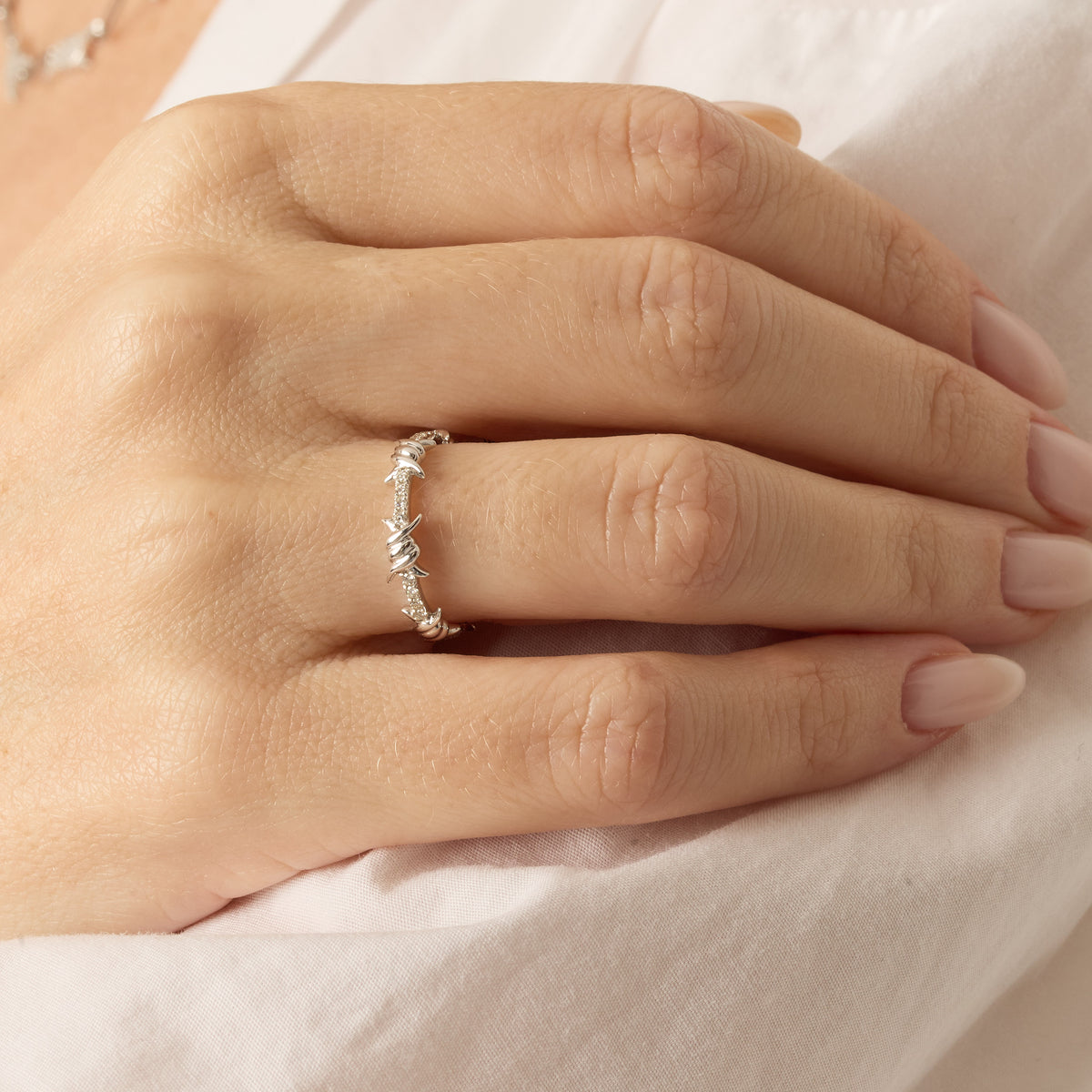PT2_PrixTroca:650€_VentesTroca:0_QtyTroca:1_ST:0%_Bague Barbelé en Or blanc 18K sertie de diamants - Blanc