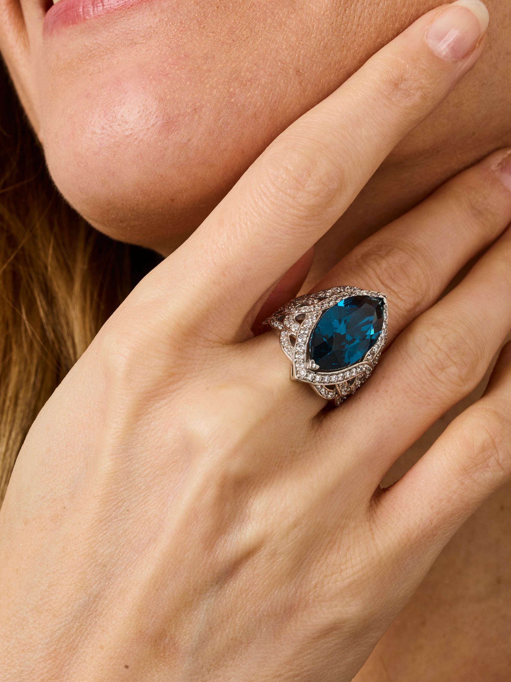 6qty NEW / Argent Rhodié Bague en argent rhodié sertie de Burmalite™ taille marquise bleu paon // RECO : 855€