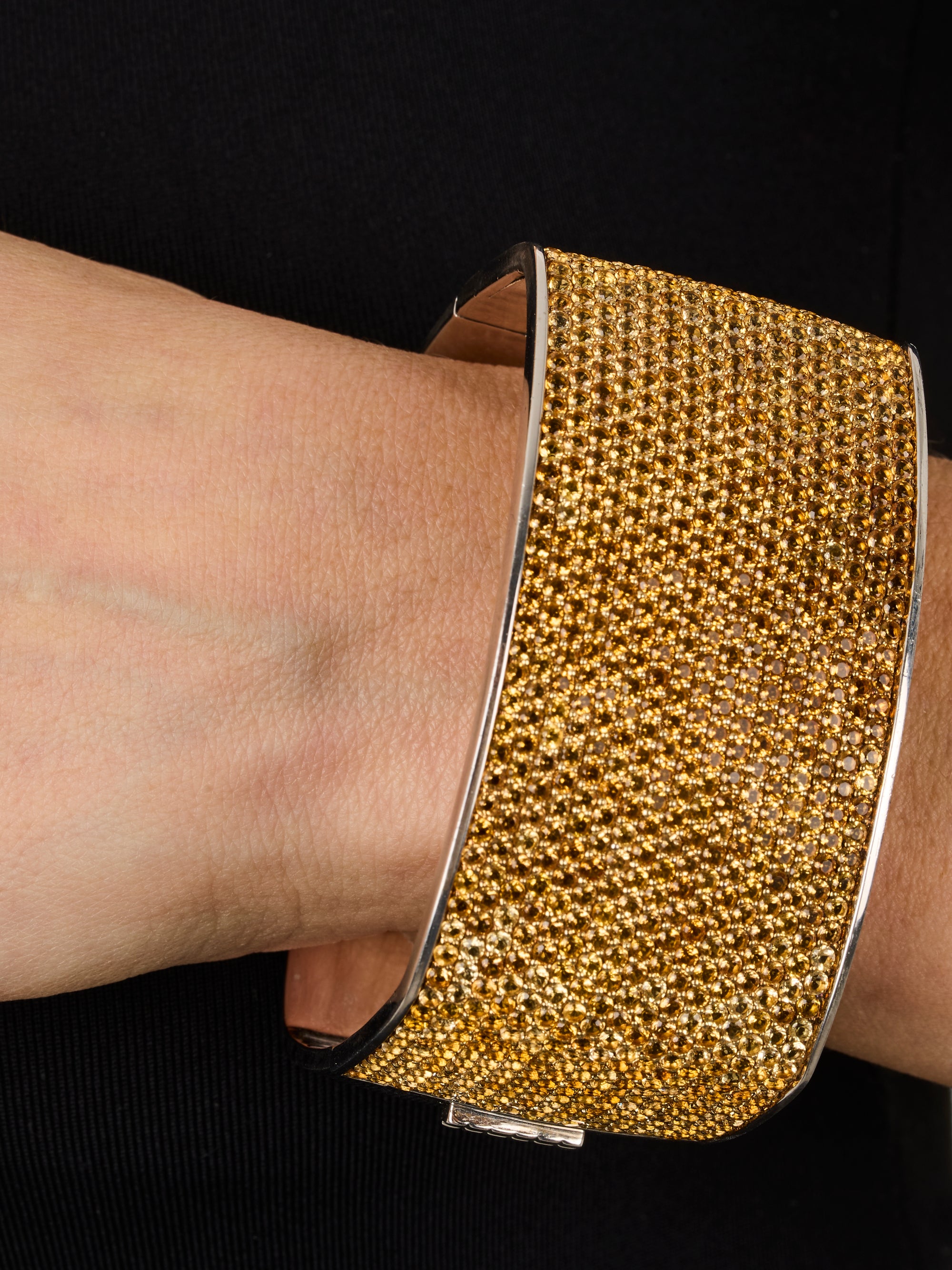 1qty NEW / Argent Rhodié Bracelet rigide sur argent rhodié serti de taille brillant citrine 29 // RECO : 1950€