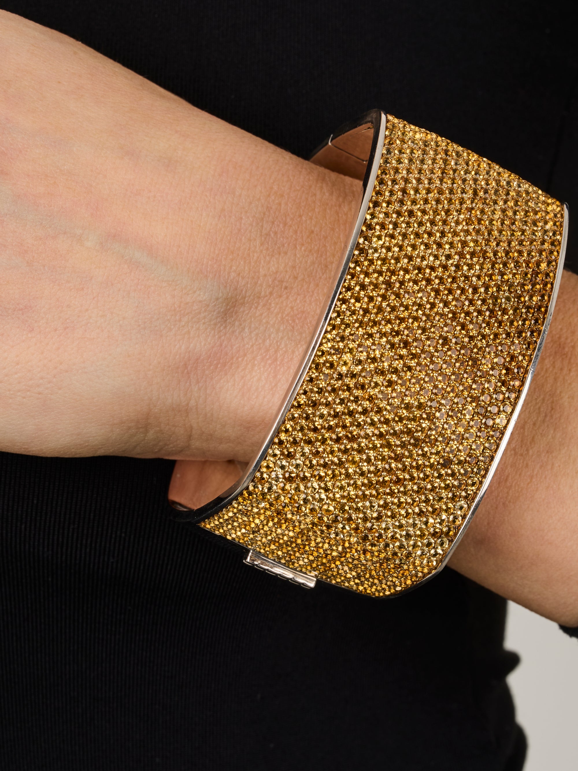 1qty NEW / Argent Rhodié Bracelet rigide sur argent rhodié serti de taille brillant citrine 29 // RECO : 1950€