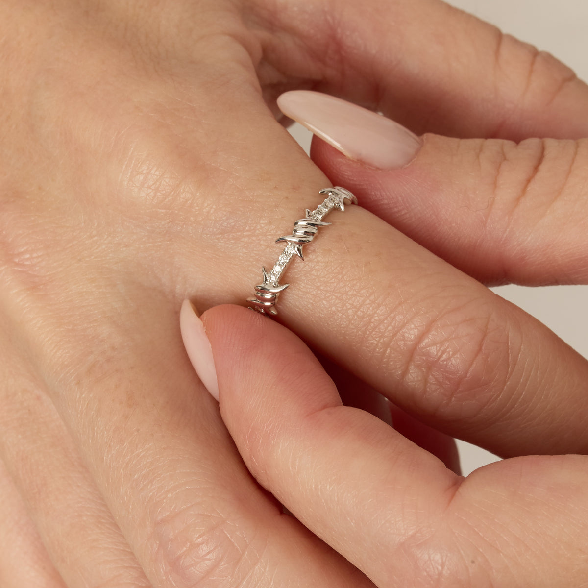PrixTroca:420€_VentesTroca:0_QtyTroca:1_ST:0%_Bague Barbelé en Or blanc 18K sertie de diamants - Blanc