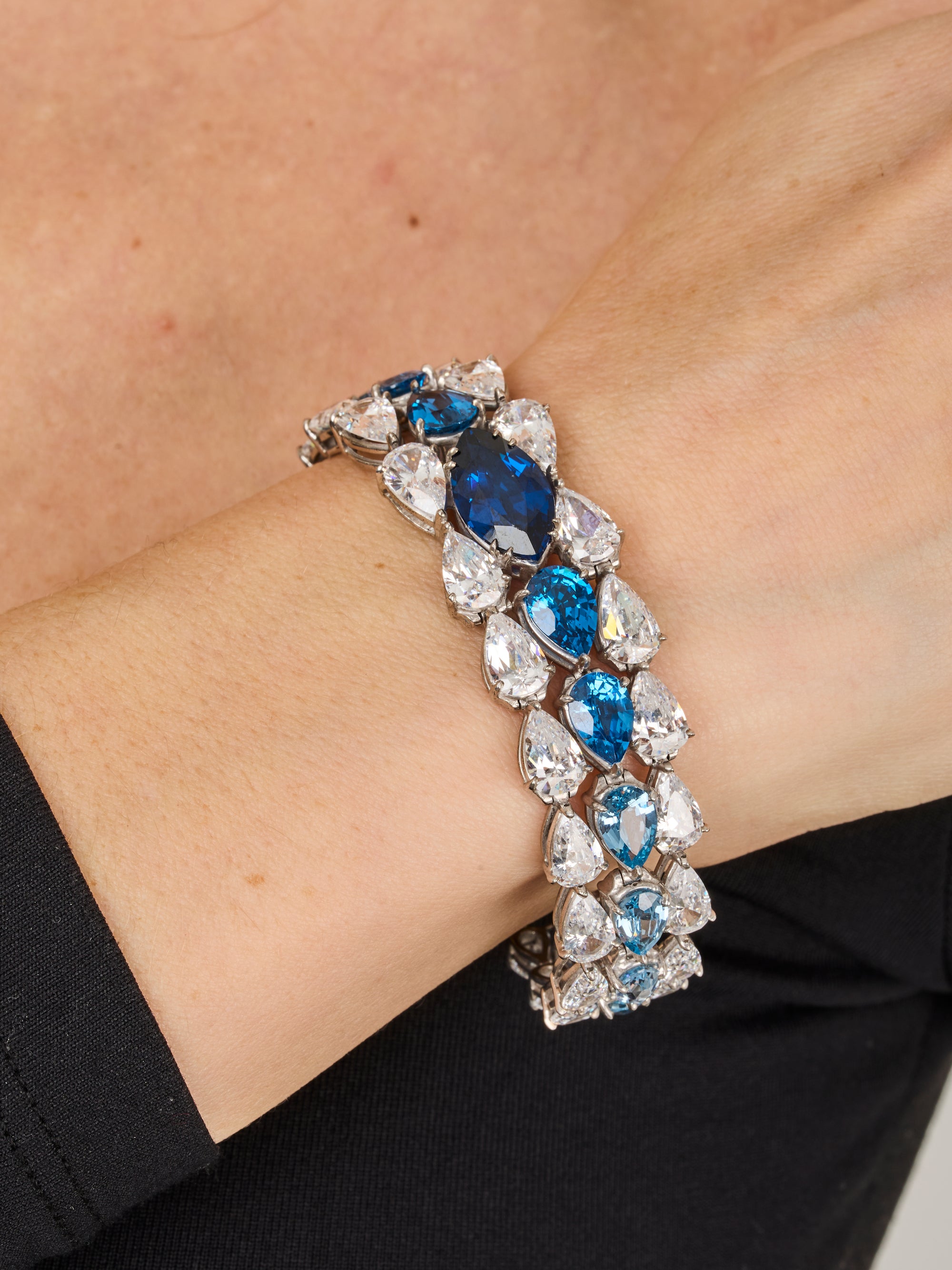 1qty NEW / Argent Rhodié bracelet sur argent rhodié serti de burmalite™ taille marquise et taille poire dégradée bleu saphir // RECO : 2925€