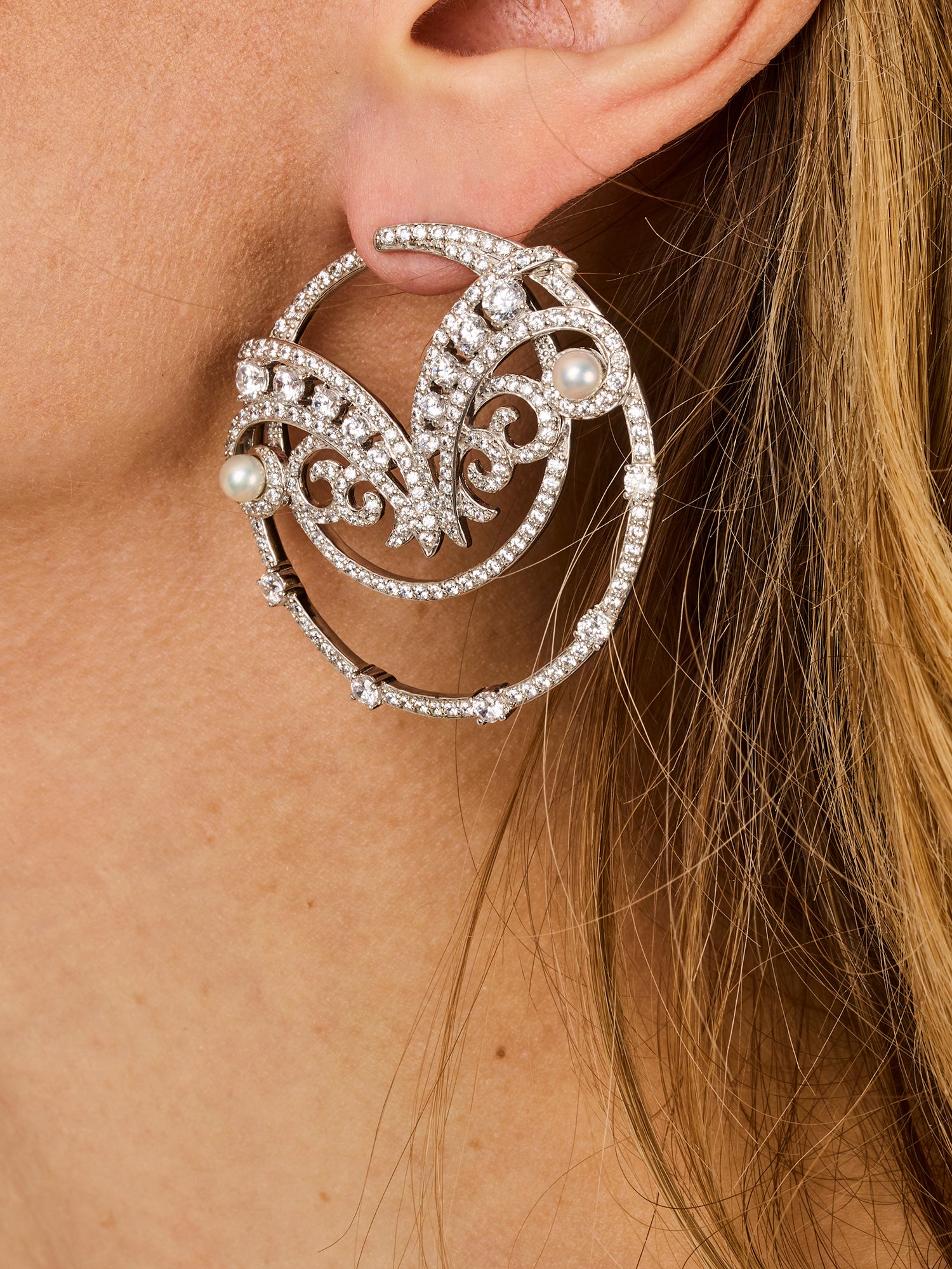 6qty DJV / QTY DISPO : 8-QTY VENDUES : 0-ST : 0% PRIX DJV : 450€ // Argent Rhodié Créoles en argent rhodié collection 90 ans serties de Burmalite™ blanche taille brillant et perle d'eau douce /// RECO : 492€