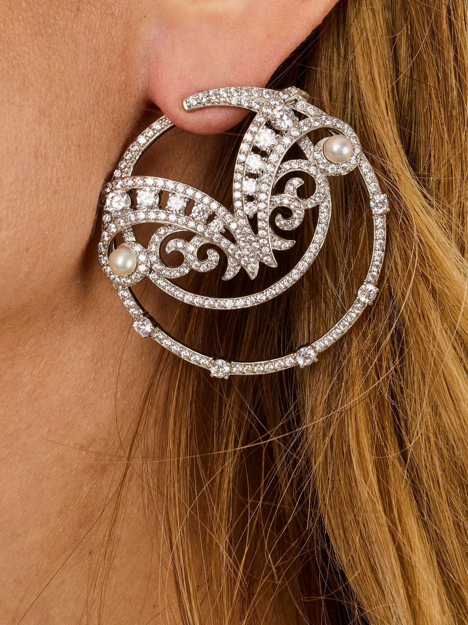 6qty DJV / QTY DISPO : 8-QTY VENDUES : 0-ST : 0% PRIX DJV : 450€ // Argent Rhodié Créoles en argent rhodié collection 90 ans serties de Burmalite™ blanche taille brillant et perle d'eau douce /// RECO : 492€