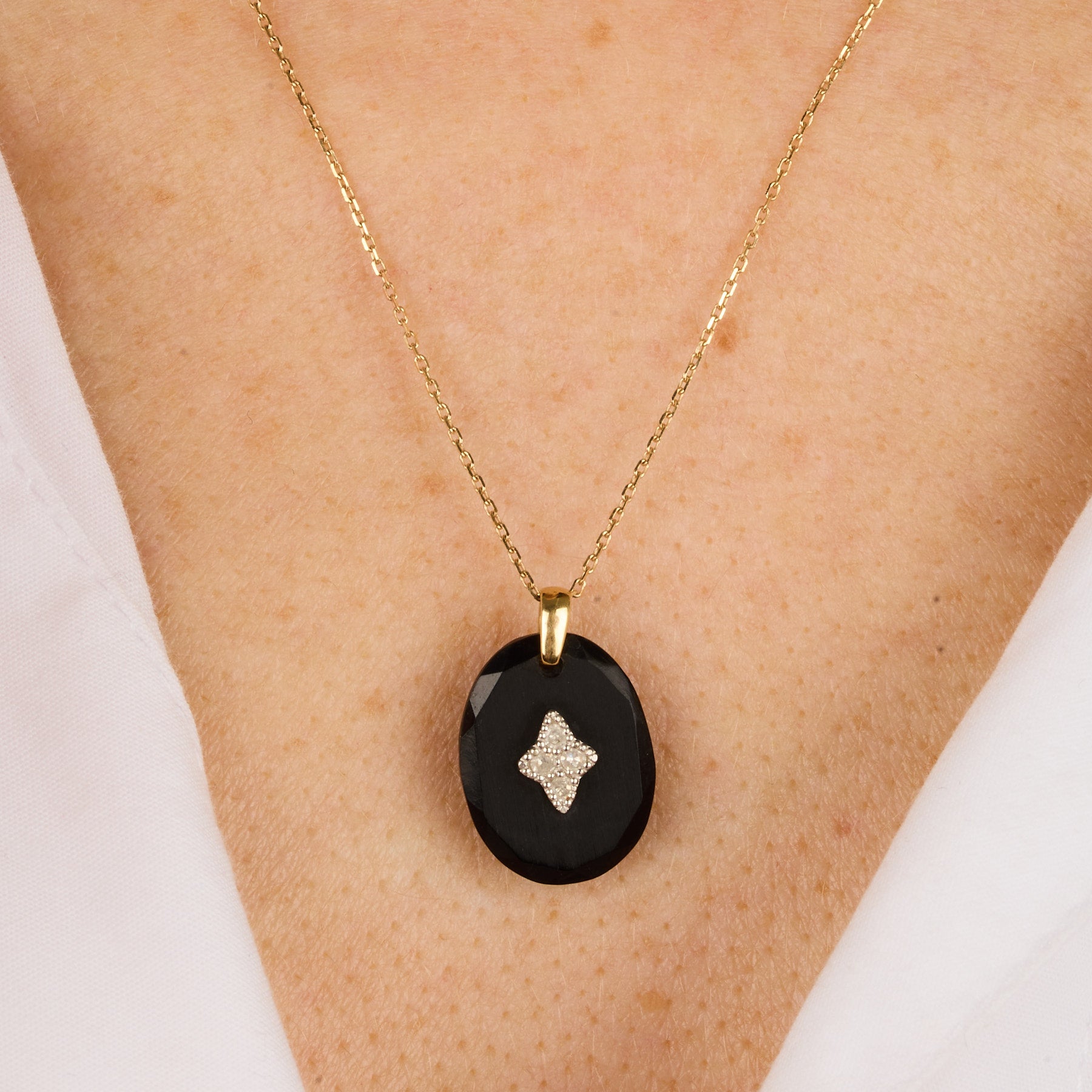 Yellow gold necklace set with diamonds - Diamond