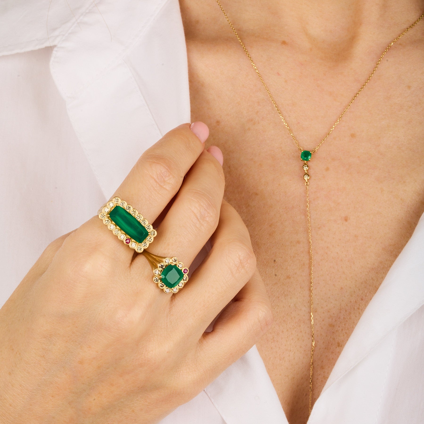 Bague en or jaune sertie de diamant - Calcédoine verte & Rubis