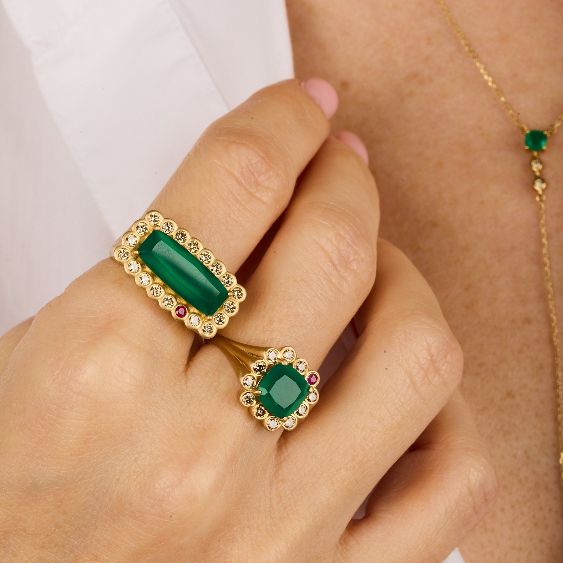 Bague en or jaune sertie de diamant - Calcédoine verte & Rubis