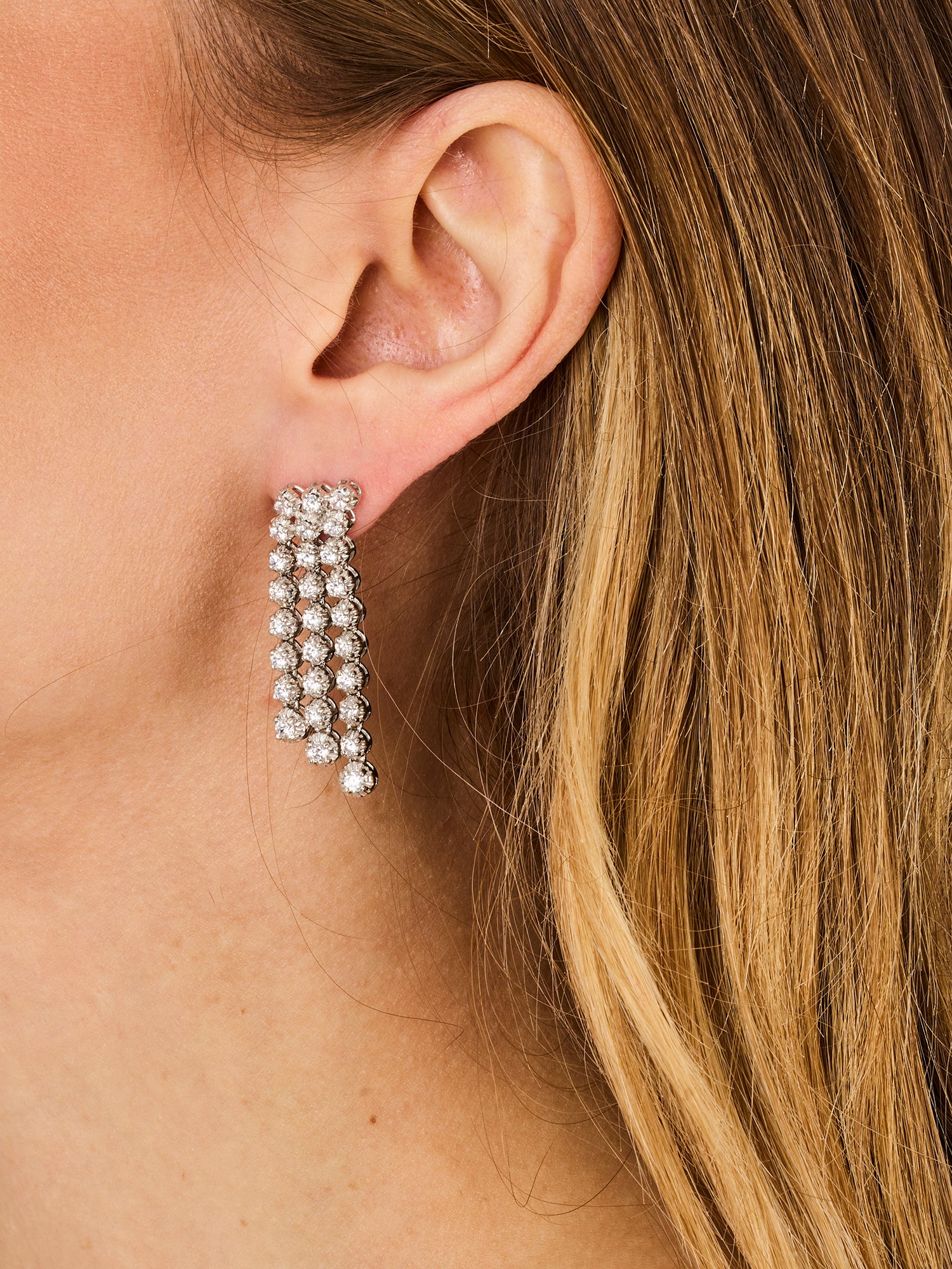 1qty NEW / Or blanc 18 ct Boucles d'oreilles longues trois rangs en or blanc 18 cts serties de Burmalite blanche taille brillant // RECO : 464€