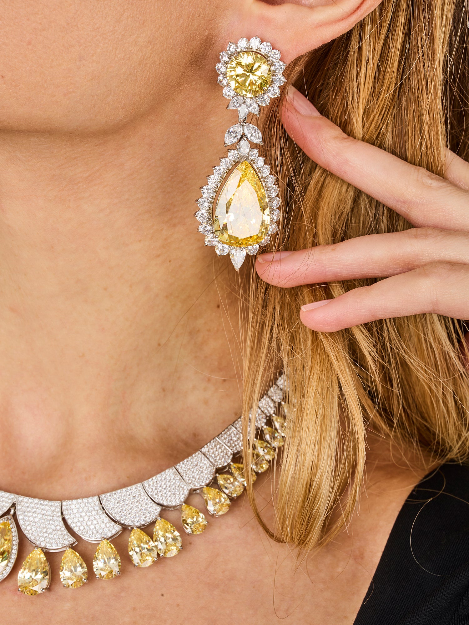 1qty NEW / Argent Rhodié Boucles d'oreilles longues système mixte (clip et tige) en argent rhodié serties de Burmalite jonquille et blanche // RECO : 1470€