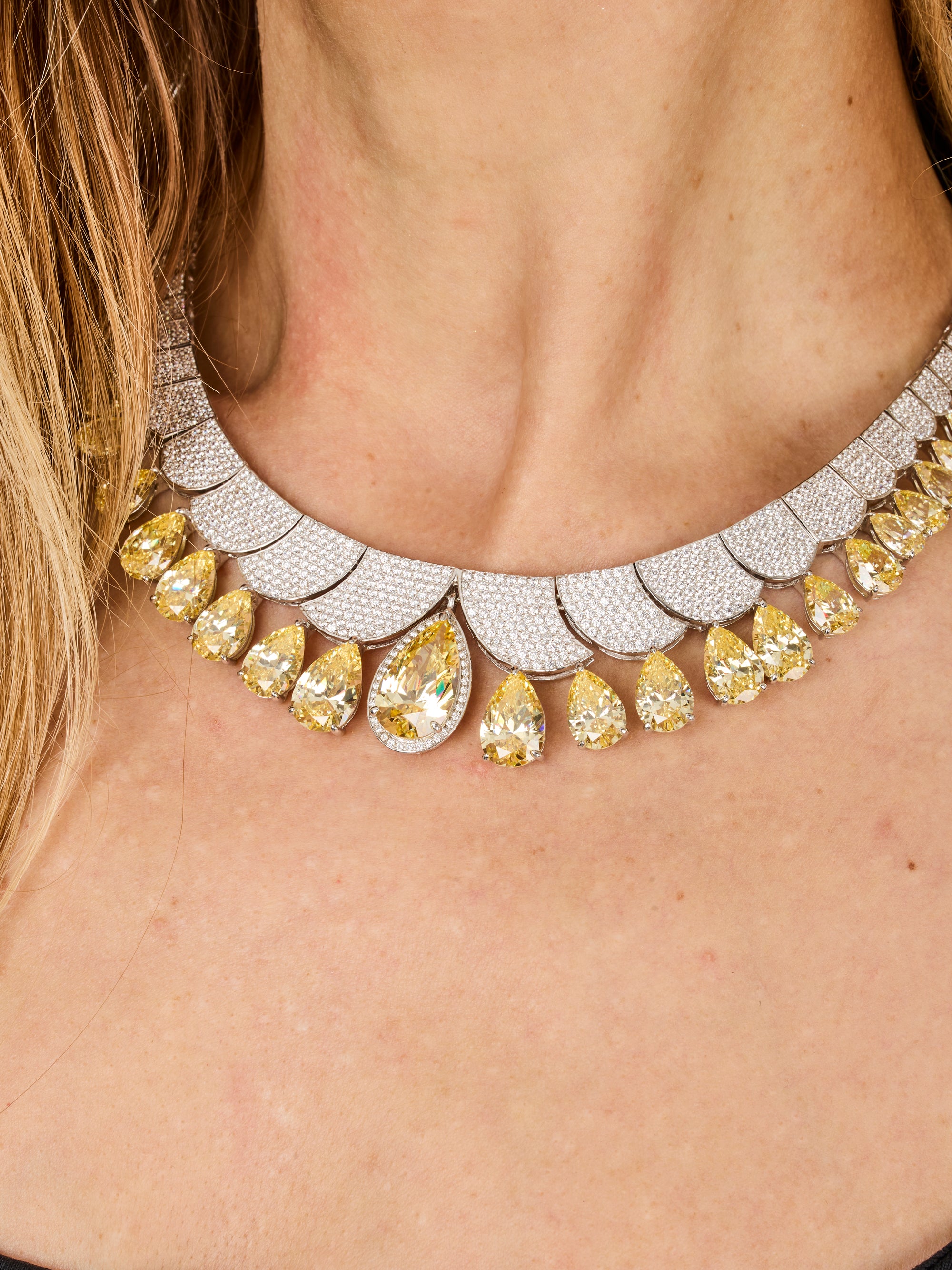 4qty NEW / Argent Rhodié Collier Opéra en argent rhodié serti de Burmalite™ jonquille et de Burmalite™ blanche taille poire dégradé et pavage // RECO : 2275€