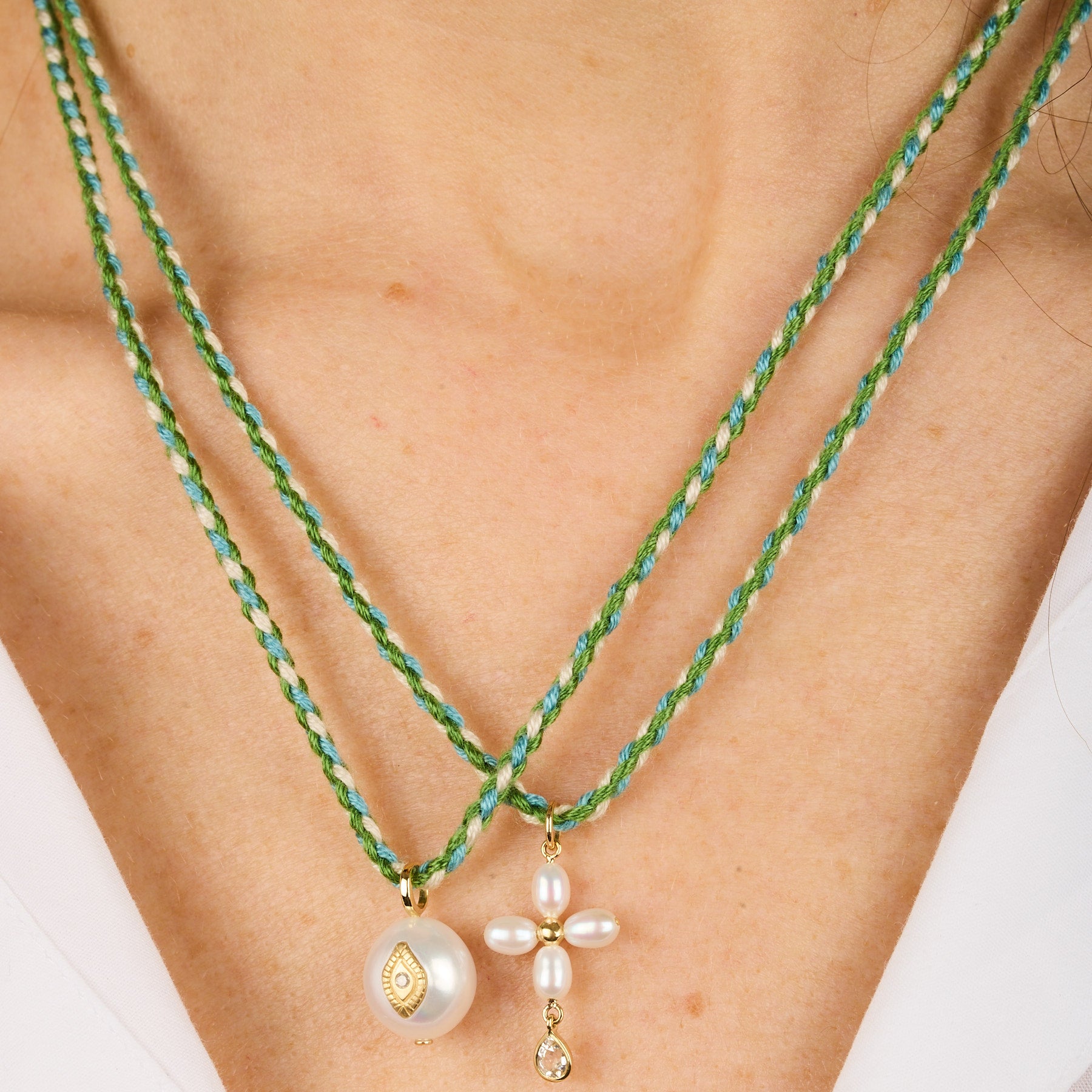 Yellow gold necklace set with diamonds - Perle & Diamant