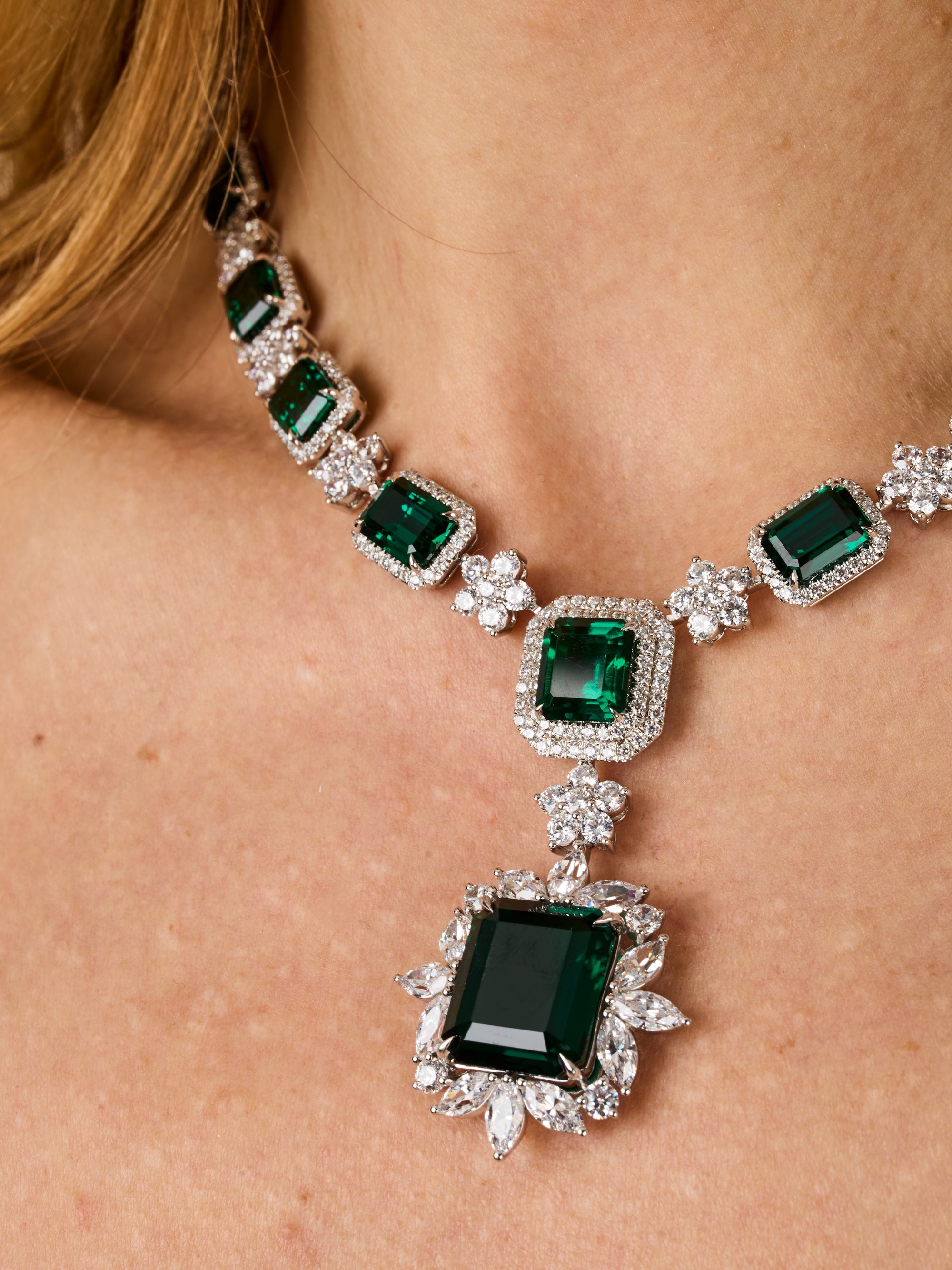 1qty NEW / Argent Rhodié Collier serti de Burmalite taille émeraude vert émeraude Mozambique et Burmalite blanche en argent rhodié // RECO : 2125€