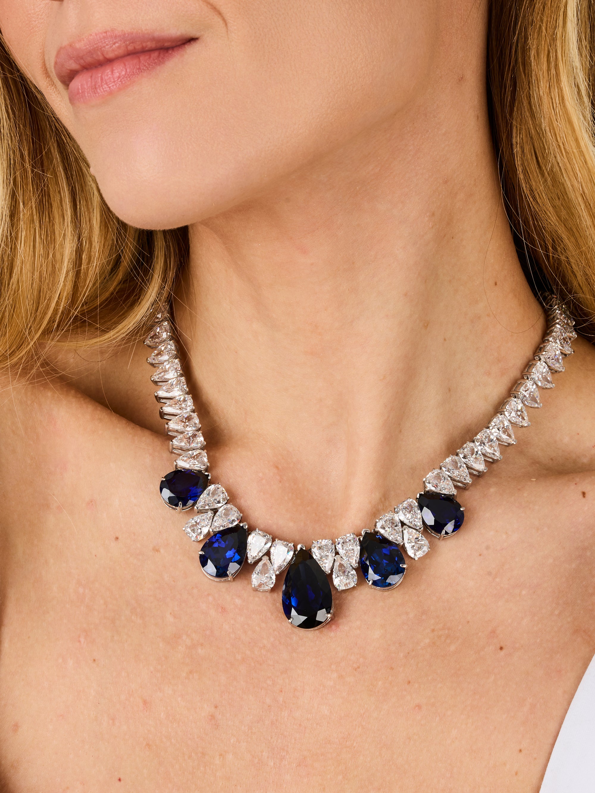 1qty NEW / Argent Rhodié Collier sur argent rhodié serti de burmalite™ taille poire bleu saphir et blanche // RECO : 2120€