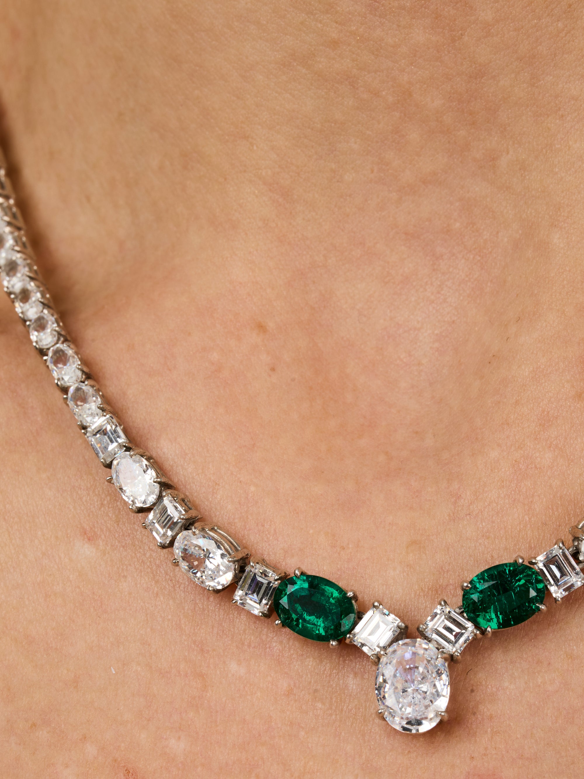 1qty NEW / Argent Rhodié Collier en argent rhodié serti de Burmalite vert émeraude et blanche // RECO : 1680€